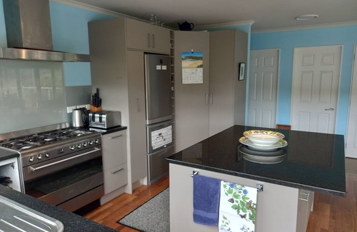 Maraetai House | Modern home 5 minutes to the beach, surrounded by native bush