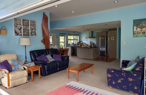 Maraetai House | Modern home 5 minutes to the beach, surrounded by native bush