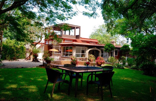 Acapantzingo House | Modern Home in the Middle of Large & Beautiful Garden