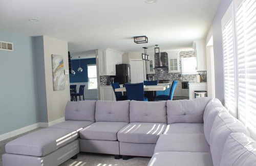 Shorewood House | Modern Home in Trendy Neighborhood 40 from Downtown Chicago