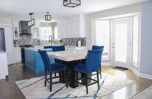 Shorewood House | Modern Home in Trendy Neighborhood 40 from Downtown Chicago