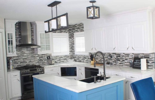 Shorewood House | Modern Home in Trendy Neighborhood 40 from Downtown Chicago