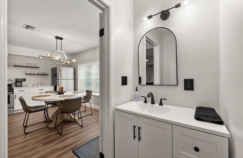 Smyrna House | Modern Home mins from Truist Park