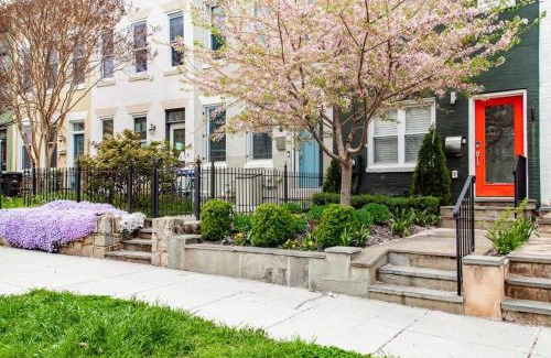 Hill East House | MODERN HOME NEAR CAPITOL HILL - Walk to METRO subway