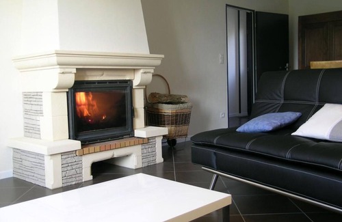 Urcay Cottage | Modern Home near River & Forest – Fireplace, Large Garden, Pet-Friendly, WiFi