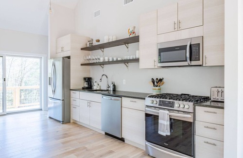 Sparrow Bush House | Modern Home w/Creek Views near the Delaware River