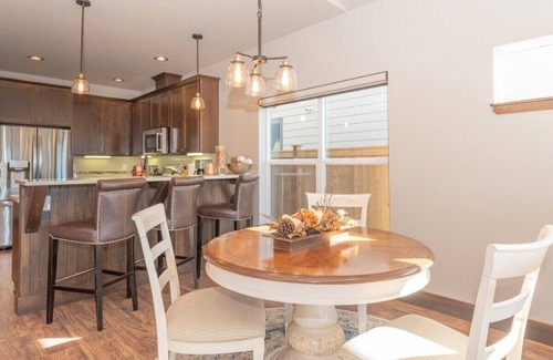 Boyd Acres House | Modern Home w/mountain views! — 9 minutes from downtown!