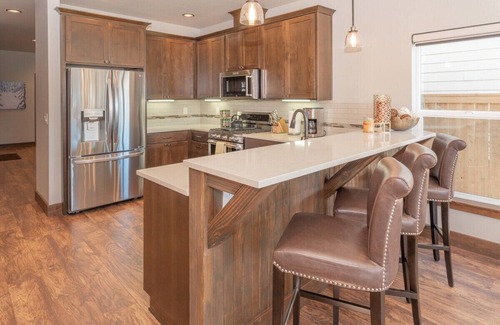 Boyd Acres House | Modern Home w/mountain views! — 9 minutes from downtown!