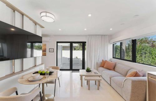Coral Ridge Isles House | Modern Home w Private Suite Pool & Tiki Hut