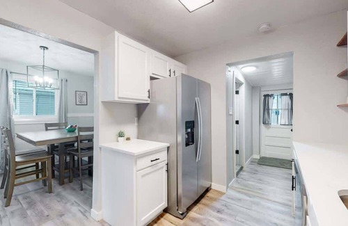 Jewell Heights - Hoffman Heights House | Modern Home with Three King Beds Near VA & Anschutz