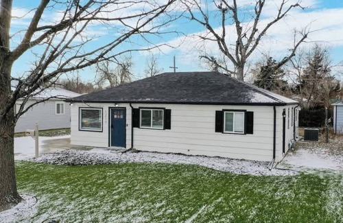 Jewell Heights - Hoffman Heights House | Modern Home with Three King Beds Near VA & Anschutz