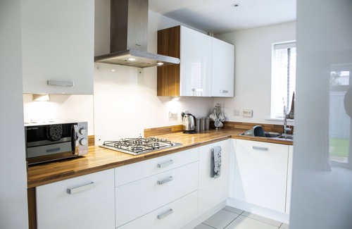 Frampton on Severn House | Modern House in Stratford upon Avon with Free Wifi, Private Parking & Netflix