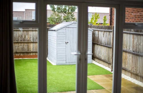 Frampton on Severn House | Modern House in Stratford upon Avon with Free Wifi, Private Parking & Netflix