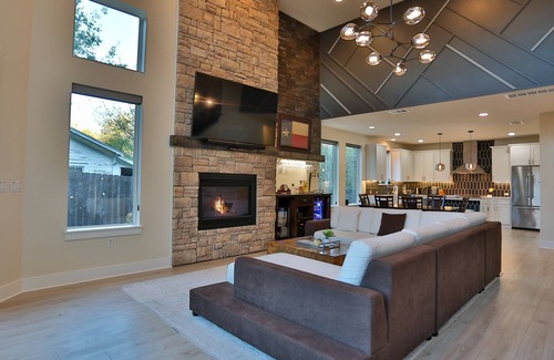 Galindo House | Modern House 5 min from DT with Pool l Gym l Rooftop with DT View