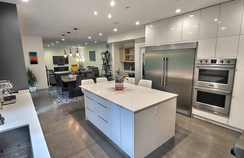 Squamish House | Modern House, Amazing Location: 4BR, Sleeps 8, A/C, King + Queen Beds, Bike