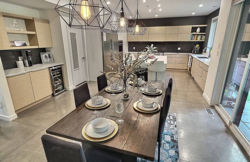 Squamish House | Modern House, Amazing Location: 4BR, Sleeps 8, A/C, King + Queen Beds, Bike