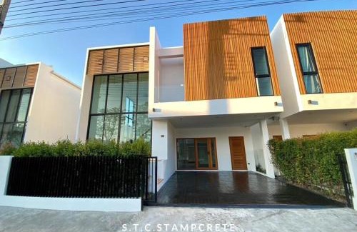 Samut Sakhon Villa | Modern House Uprompt Chiangmai