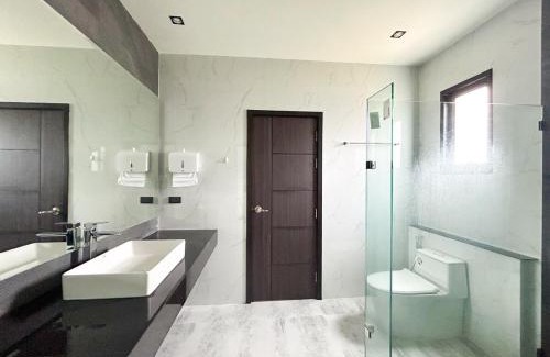 Samut Sakhon Villa | Modern House Uprompt Chiangmai