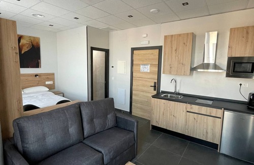 Parla Apartment | Modern keyless entry studio near Madrid 4.2
