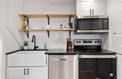 Cherrydale Apartment | Modern King Bed | 15 Min to DC | Backyard