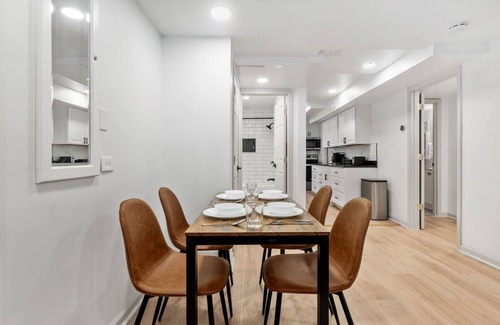 Cherrydale Apartment | Modern King Bed | 15 Min to DC | Backyard
