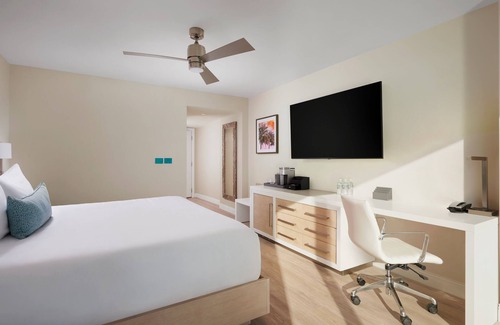 Charlotte Harbor Hotel | Modern King Studio Close to Dining, Shopping, and Waterfront Parks