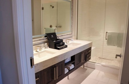 Charlotte Harbor Hotel | Modern King Studio Close to Dining, Shopping, and Waterfront Parks