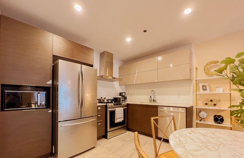 Monkland Village Condo | Modern King Suite with WiFi- Gym -Terrace - Parking- Close to Downtown & Airport