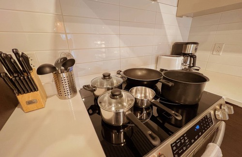 Monkland Village Condo | Modern King Suite with WiFi- Gym -Terrace - Parking- Close to Downtown & Airport