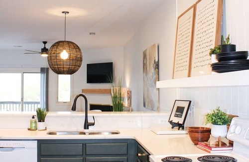 Huddleston Condo | Modern Lake Front Condo | Renovated Professionally | Amenities