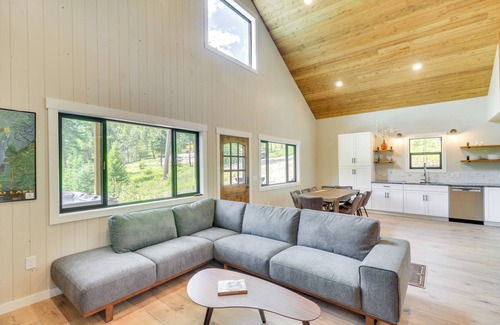 Lakeside Cabin | Modern Lakeside Cabin w/Mountain Views & Hot Tub!