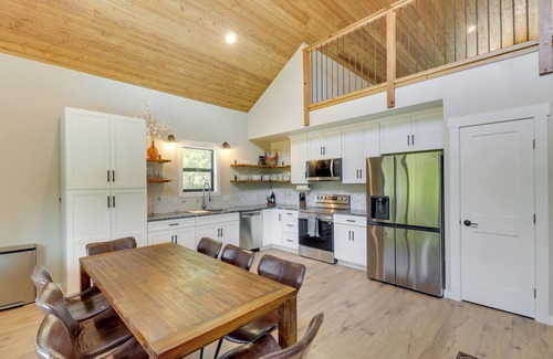 Lakeside Cabin | Modern Lakeside Cabin w/Mountain Views & Hot Tub!