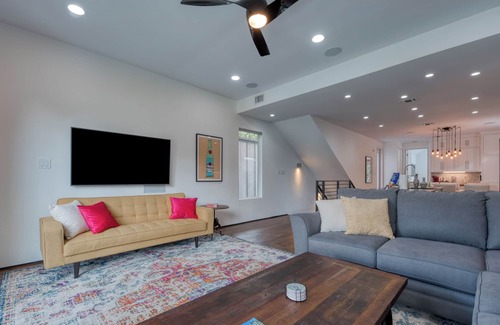 Southtown House | Modern Lavaca Group Rental