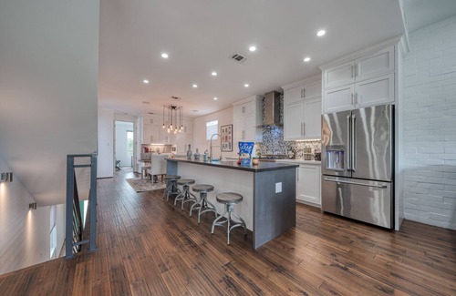 Southtown House | Modern Lavaca Group Rental