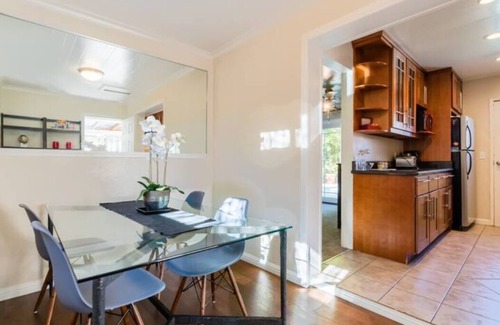 Shoreline West House | Modern little poolside house By Downtown Mountain View!