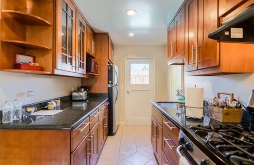 Shoreline West House | Modern little poolside house By Downtown Mountain View!