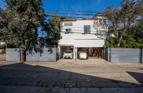 Venice House | Modern Loft Rooftop Deck Venice Beach Studio Bedroom Apts by RedAwning