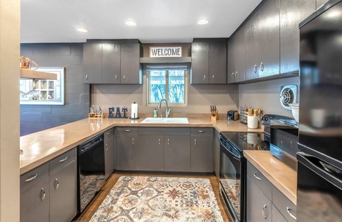 Sam Hughes House | Modern Loft with Lush Garden and Spa in Historic Sam Hughes Neighborhood U of AZ