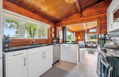 Lowbanks Cottage | Modern log cottage with panoramic Lake Erie views, minutes from Hippo's patio!