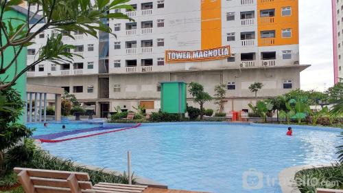 Rawasari Apartment | Modern Look 2BR Green Pramuka City Apartment near Mall By Travelio