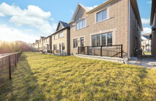 Whitby Apartment | Modern Lower 2BR - Near Restaurants, River, Parks! Whitby