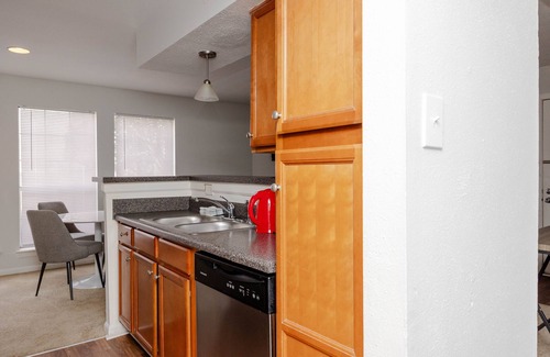 Coliseum Central Apartment | Modern luxe 2BD/2BA Apartment I Free Parking