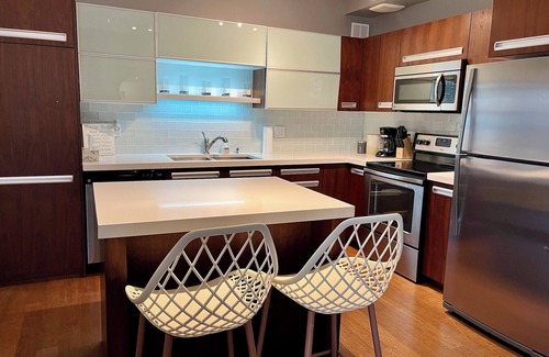 Saskatoon Condo | Modern Luxurious 2 BR Condo + Pool + Hot Tub + Games Room + Gym