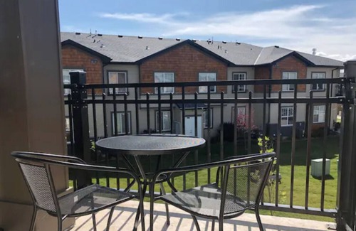Saskatoon Condo | Modern Luxurious 2 BR Condo + Pool + Hot Tub + Games Room + Gym