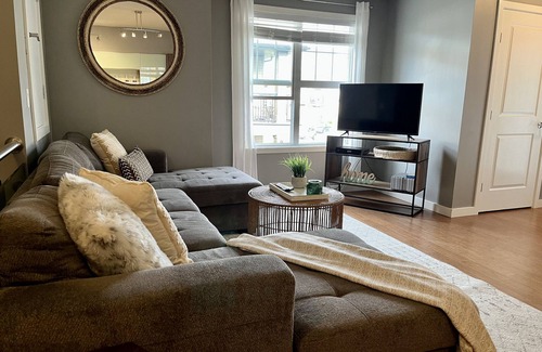 Saskatoon Condo | Modern Luxurious 2 BR Condo + Pool + Hot Tub + Games Room + Gym