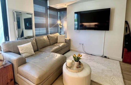 Vernon Apartment | Modern Luxury 1-bedroom apartment 5 min walk to Crypto Arena