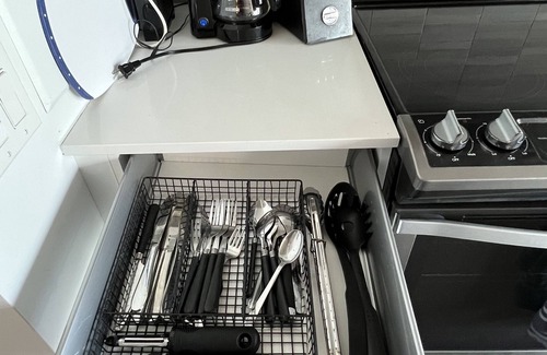 Downtown Winnipeg Apartment | Modern Luxury 2 bed sleeps 5 wifi laundry king bed