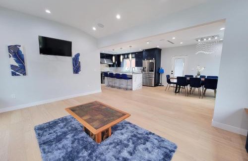Pico - Robertson House | Modern luxury 3 bedroom home next to La Cienega Plaza with parking, WiFi, TV, BBQ 10 minutes to Rodeo Drive