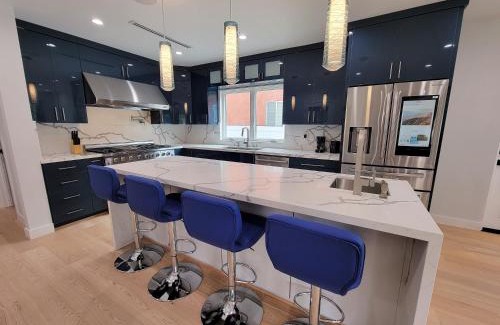 Pico - Robertson House | Modern luxury 3 bedroom home next to La Cienega Plaza with parking, WiFi, TV, BBQ 10 minutes to Rodeo Drive