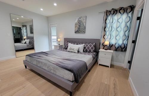 Pico - Robertson House | Modern luxury 3 bedroom home next to La Cienega Plaza with parking, WiFi, TV, BBQ 10 minutes to Rodeo Drive